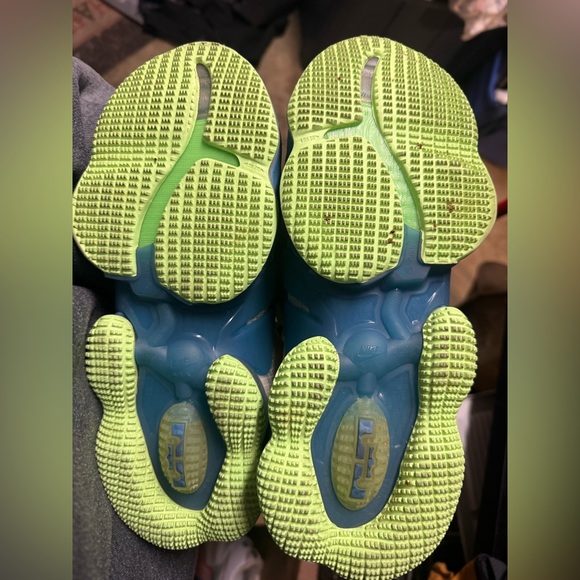 Lebron 19 size 8 Men’s - Picture 3 of 3